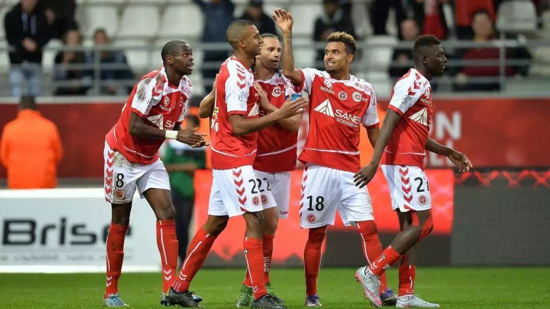  斯特拉斯堡主场连胜遭终结，球迷抗议裁判判罚  